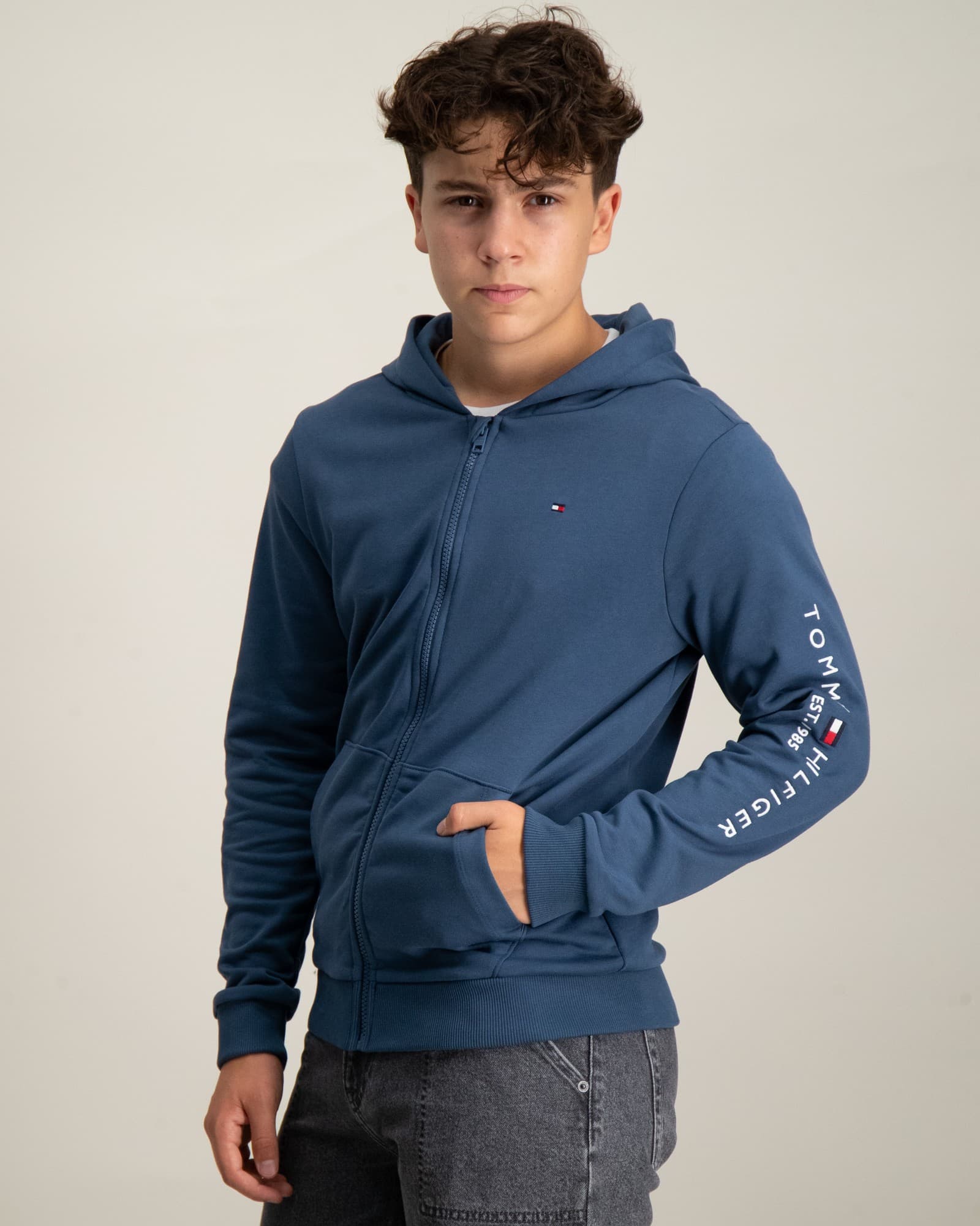 U ESSENTIAL ZIPTHROUGH HOODIE